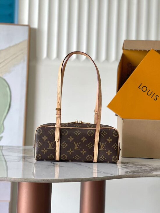 Classic Louis Vuitton Bag: A Stylish and Versatile Choice for Elegance - Picture 4 of 7